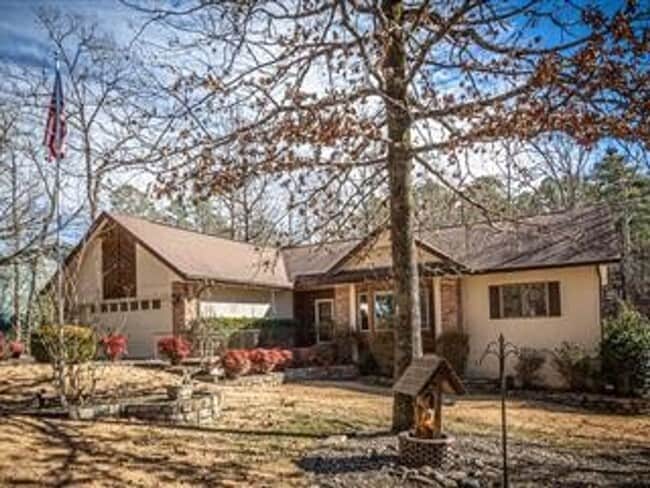 Building Photo - Large 3 Bedroom, 2 Bathroom home on the Ea...