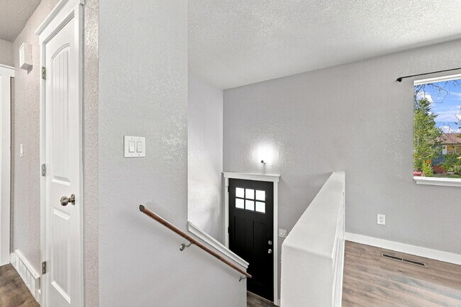 Foto del edificio - $2,095.95, 4 bed, 2 bath, located in Colorado Springs with a fenced-in backyard.