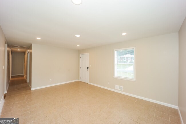 Building Photo - 426 Roxbury Dr