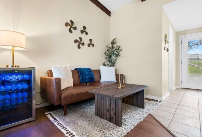 Foto del edificio - Remodeled and Stunning Studio | Fully Furnished | All Utilites Included | 1 Bathroom | Condo | Ki...