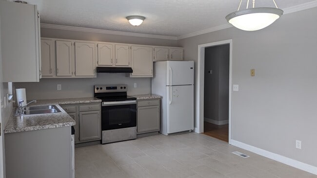 Kitchen - 127 Hampton Ln