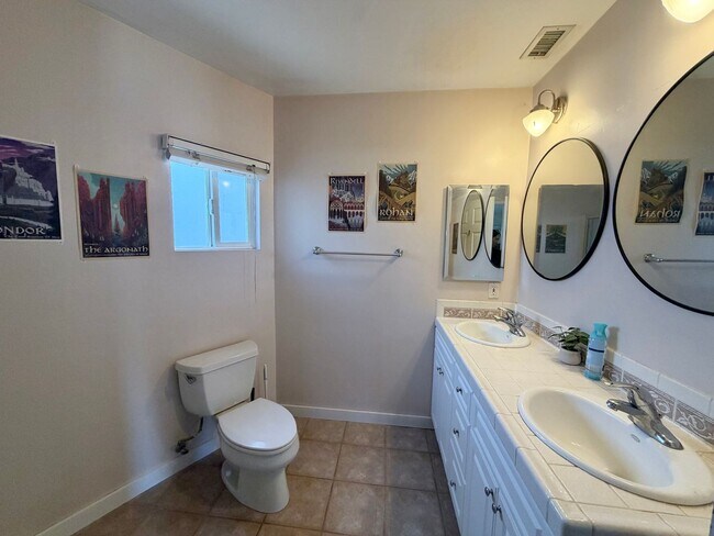 Foto del edificio - Spacious College Area Home with Garage and Backyard!