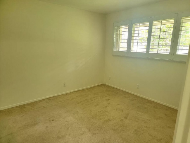Building Photo - Single level, Cottage Style, unit at Encin...