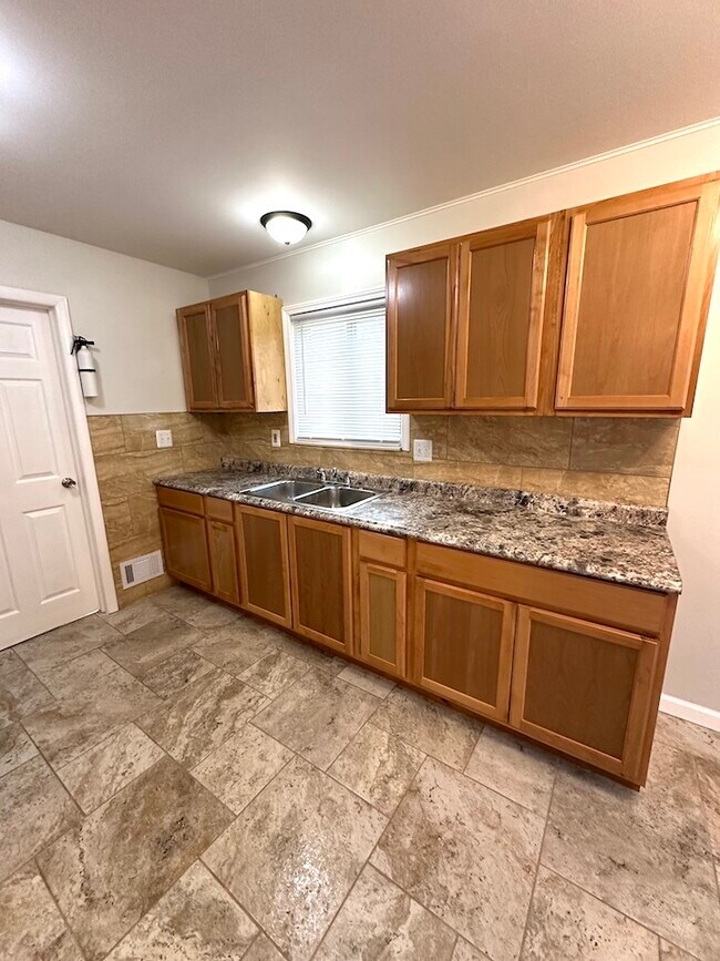 Building Photo - 23085 Columbus Ave