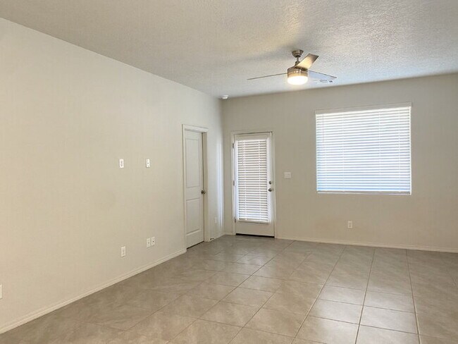 Building Photo - MUST SEE - 3BR/2Bath/Single Story