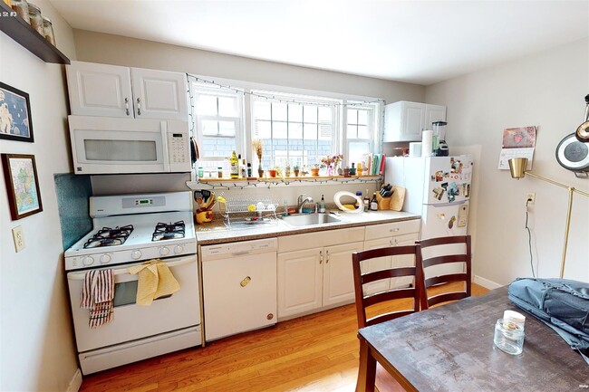 Building Photo - 21 Tufts St