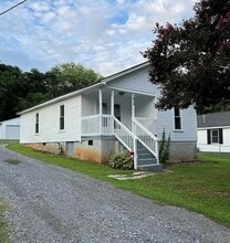 Building Photo - 1415 Essex Ave