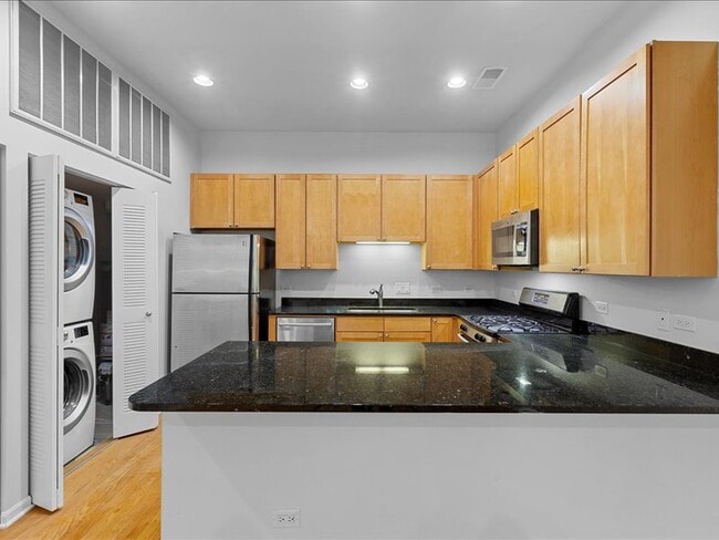 Building Photo - 945 N Howe-H