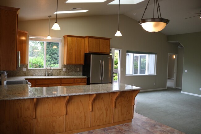 Foto del edificio - Gorgeous, spacious 3/2.5 with garage and o...