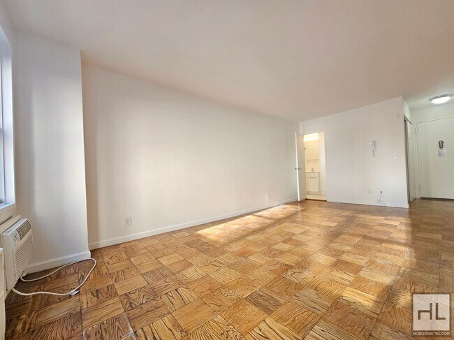 Building Photo - Spacious Studio Near the United Nations