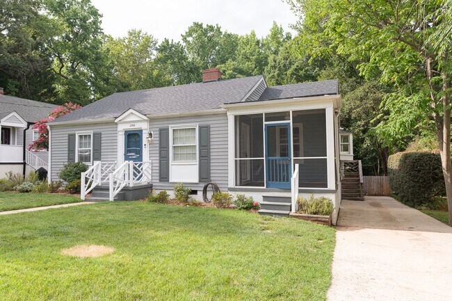 Foto del edificio - Lovely, Updated 3-Bedroom, 1-Bath Home in Greensboro w/ Fenced Yard