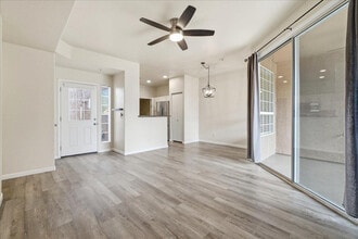Building Photo - 1633 E Lakeside Dr