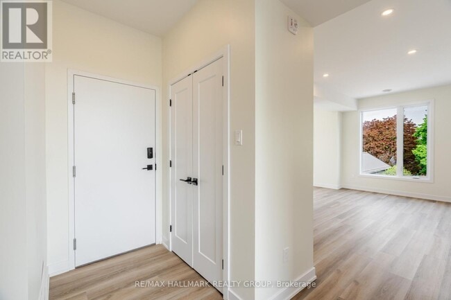 Photo du bâtiment - 22 Sims Ave