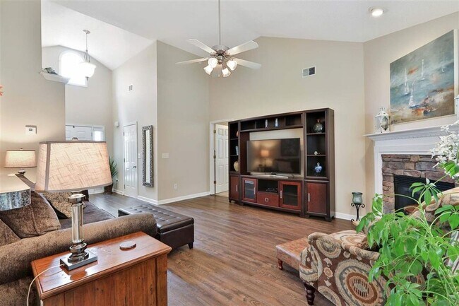 Foto del edificio - Highly sought after & beautifully maintain...