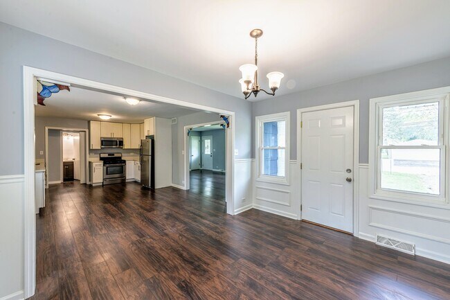 Building Photo - 16037 Evans Ave
