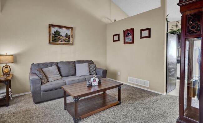Foto del edificio - 3 Bed 3 Bath House with Solar for Rent Nea...