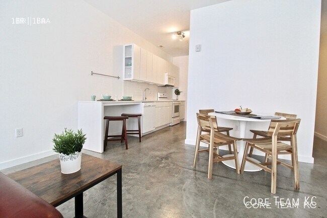 Building Photo - 1914 Main St