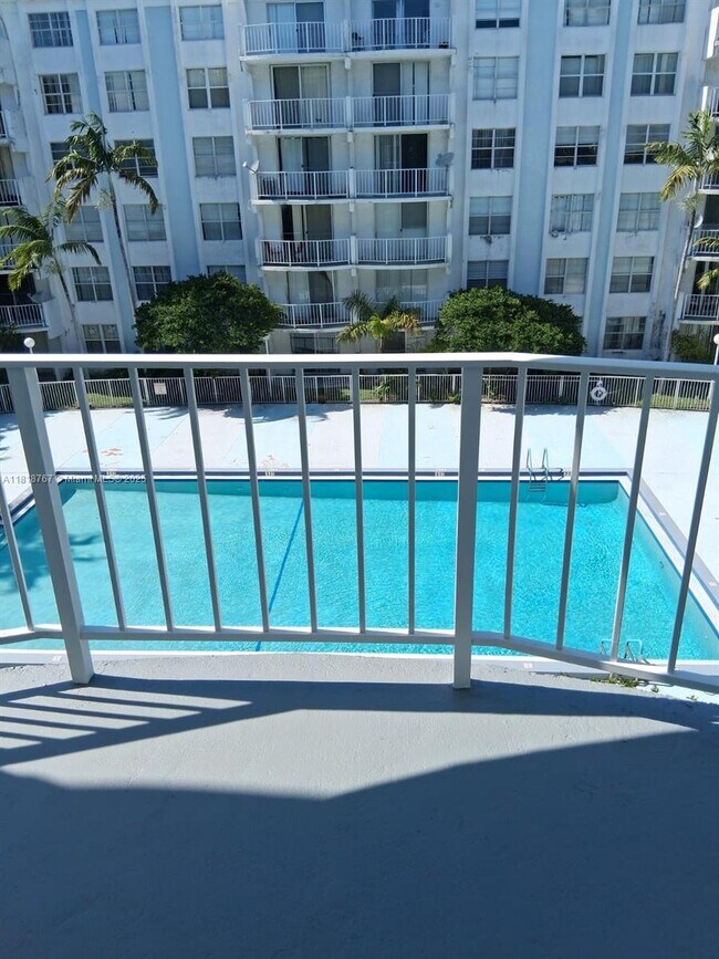 Foto del edificio - 492 NW 165th St