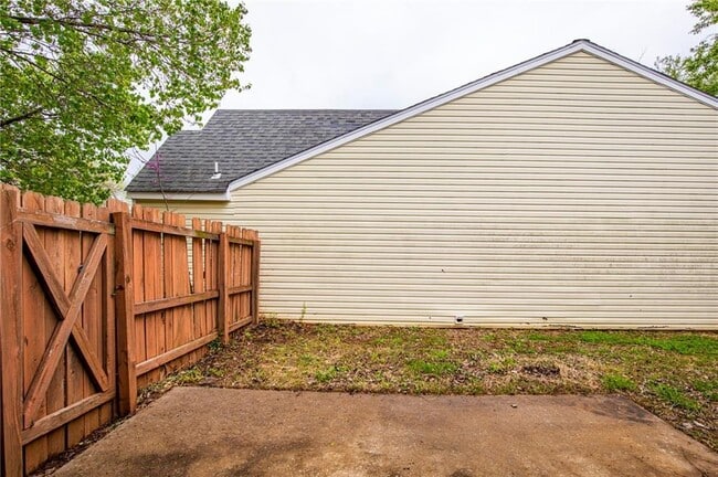 Building Photo - 2516 W Ash St