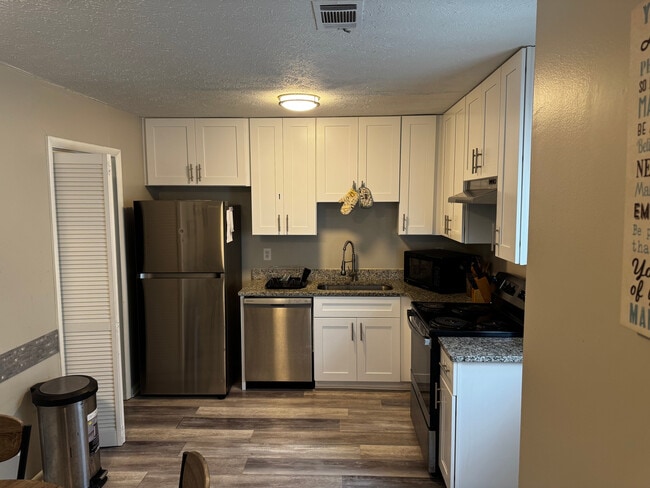 Building Photo - Room in Duplex on New Dawn Ct