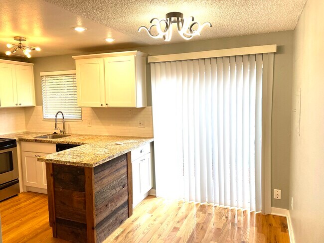 Foto del edificio - 8643 SE Woodstock Blvd