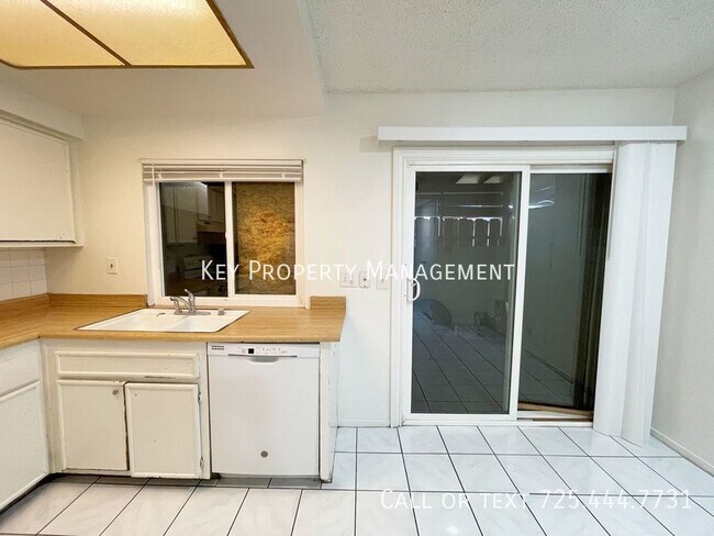 Foto del edificio - 2 BEDROOM 1.5 BATH CONDO NEAR TROPICANA AN...
