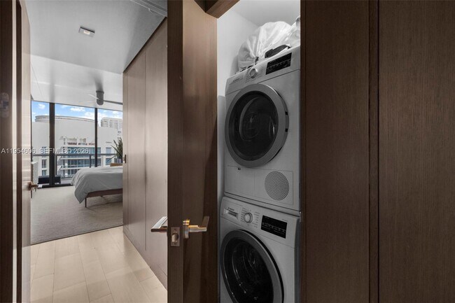 Foto del edificio - 5875 Collins Ave