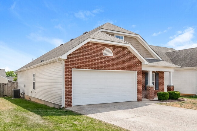 Building Photo - 1625 Beaconcrest Cir