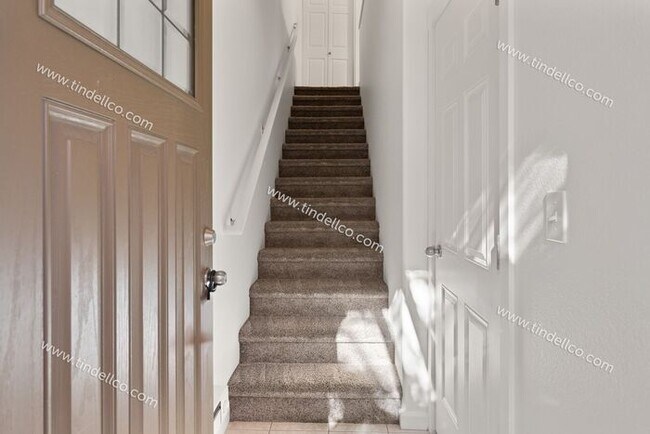 Foto del edificio - 2ND MONTH FREE! Charming Townhome w/ Fireplace, Balcony & More Near Progress Ridge!