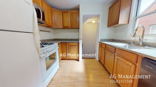 Building Photo - 23230 Sherman St - Wonderful Oak Park 3Bed...