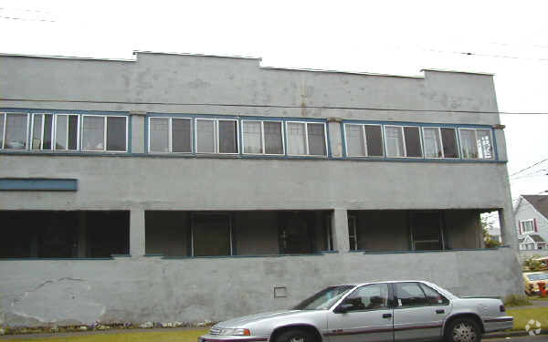 Building Photo - 650-664 N Ainsworth St