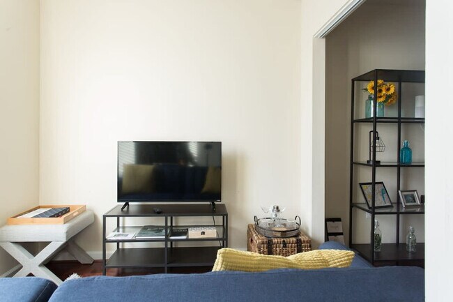 Foto del edificio - 1734 H St NE