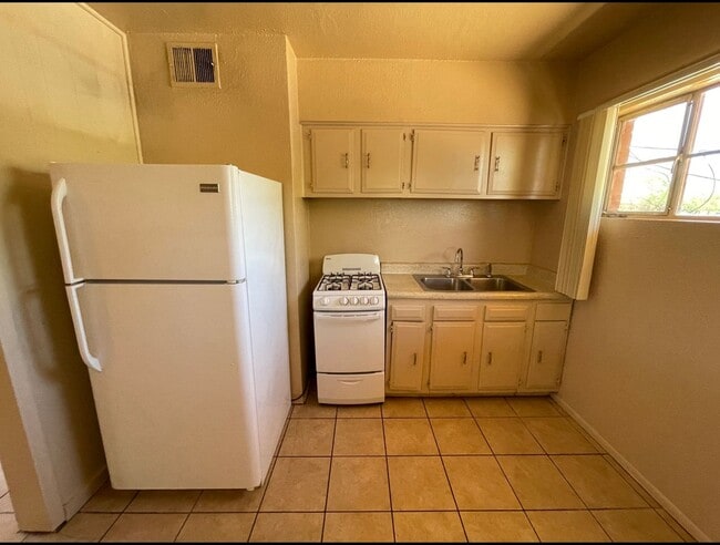 Building Photo - Casita Style Apartment in Tucson's Histori...