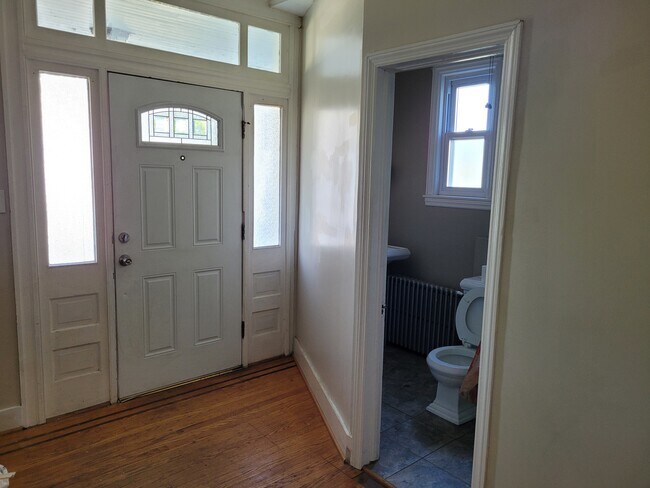 Building Photo - 13 E Overlea Ave