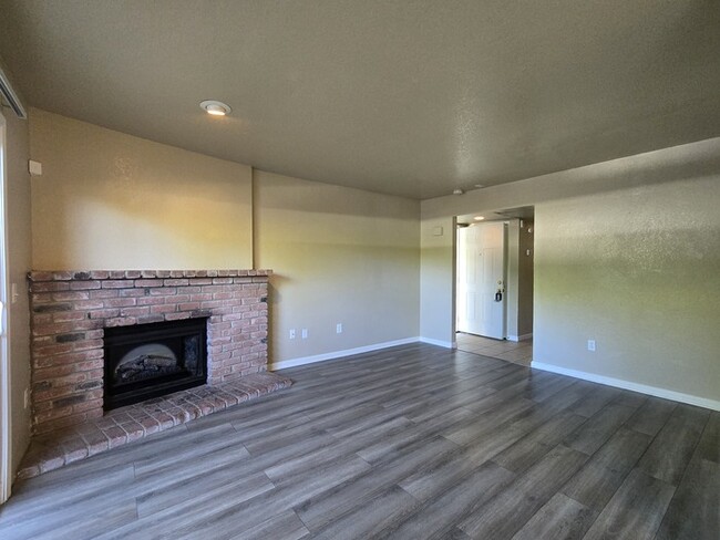 Building Photo - Beautiful 2 bedroom 2 bathroom condo in Or...