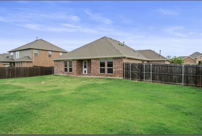 Building Photo - 3027 Maverick Dr