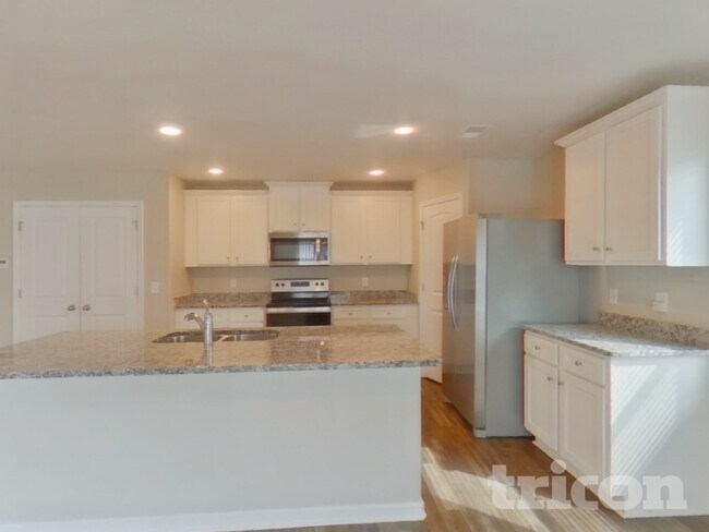 Building Photo - 2170 Southlea Dr