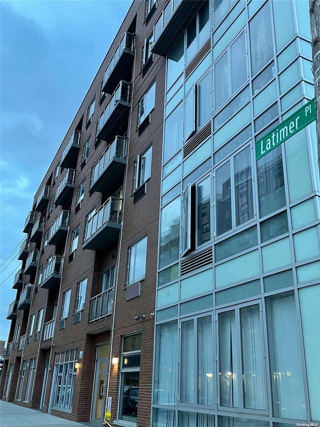 Foto del edificio - 136-21 Latimer Pl