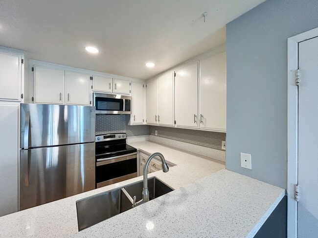 Building Photo - Beautiful 3BD/2BA W/ Reserved Parking and A/C in Allied Gardens! 12 or 18 month fixed rate lease ...