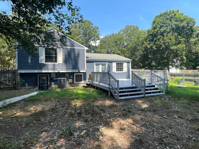 Building Photo - Updated Tri-Level home with solar panels!