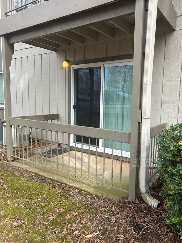 Building Photo - 2260 Sunderland Rd