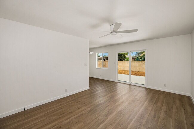 Foto del edificio - "Charming 3-Bedroom Haven in the Heart of Santa Ana – Your Perfect Retreat Awaits!"