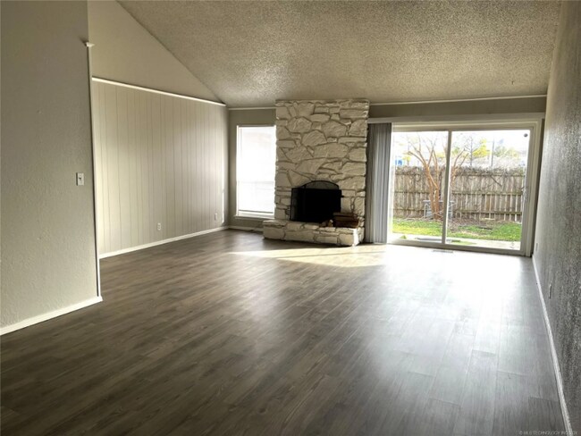 Foto del edificio - 8304 E 65th Pl