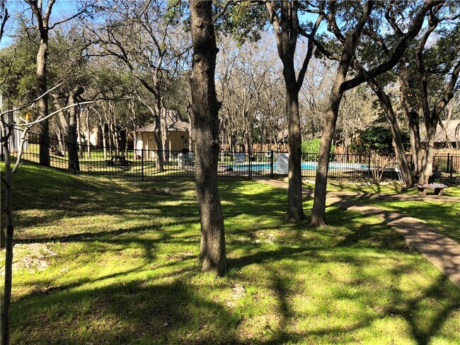 Foto del edificio - 8304 Summerwood Dr