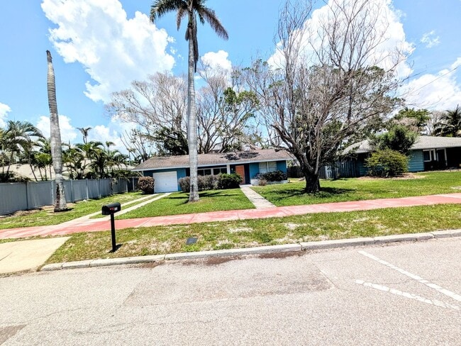 Building Photo - Annual UNfurnished 2/2 home available at St. Armand's Circle