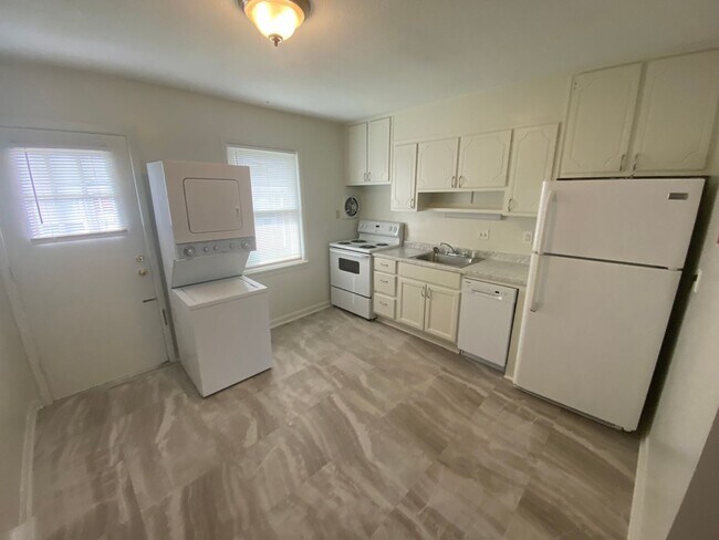 Foto del edificio - Renovated Apartment Near Duke West / W&D /...