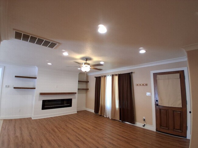 Foto del edificio - 340 N Santa Rosa Ave