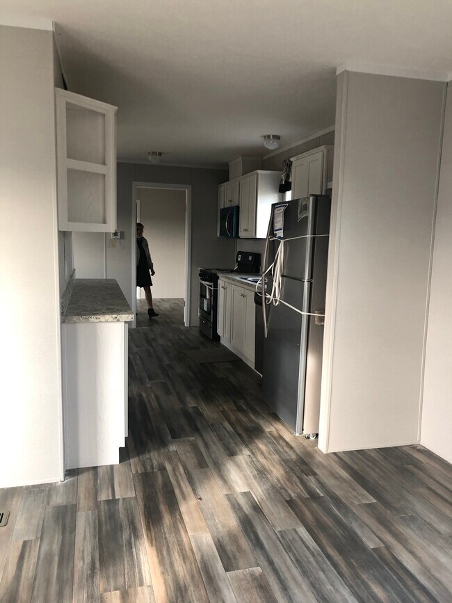 Kitchen - 182 Parker Lake Dr