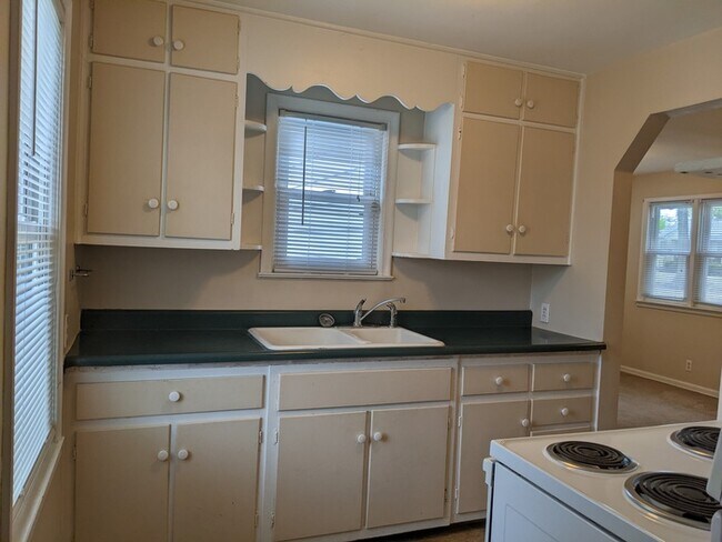 Foto del edificio - 1 Bed 1 Bath House Near Meadows Shopping C...