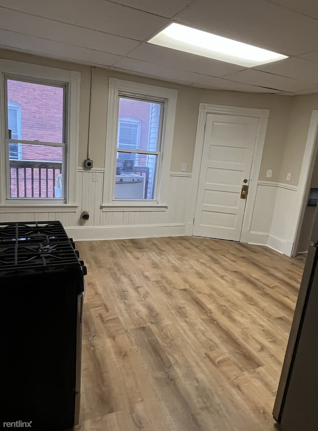 Building Photo - 4 br, 1 bath Triplex - 144 Pearl Street 2